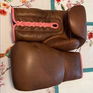 The M.V.P. ~ THE MODEST VINTAGE PLAYER 12 oz. Boxing Gloves